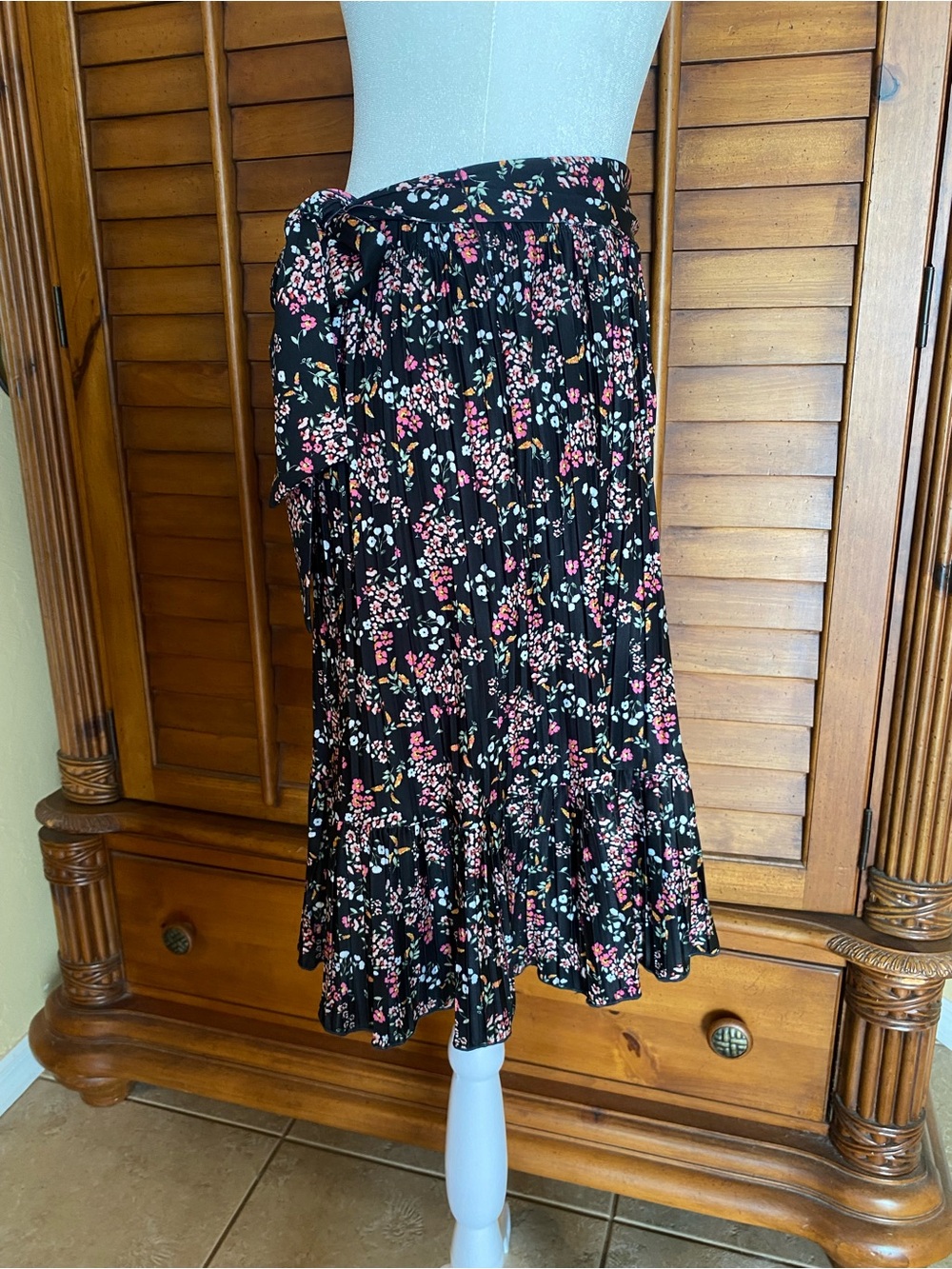 LOFT Black Pleated Midi Skirt with Pink & White Floral Print - Picture 4 of 6